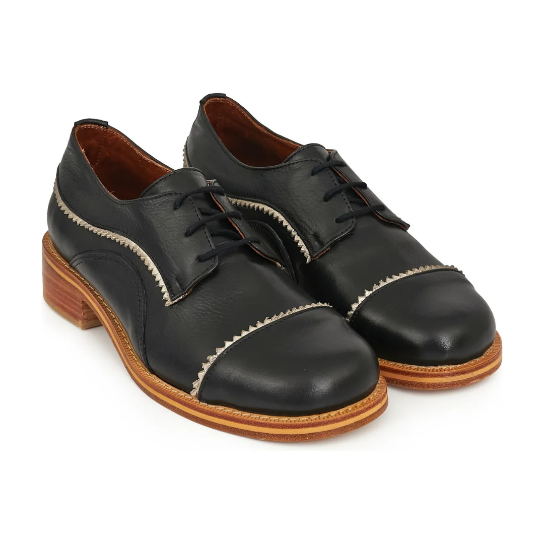 Sapatos de couro de mulher com salto baixo