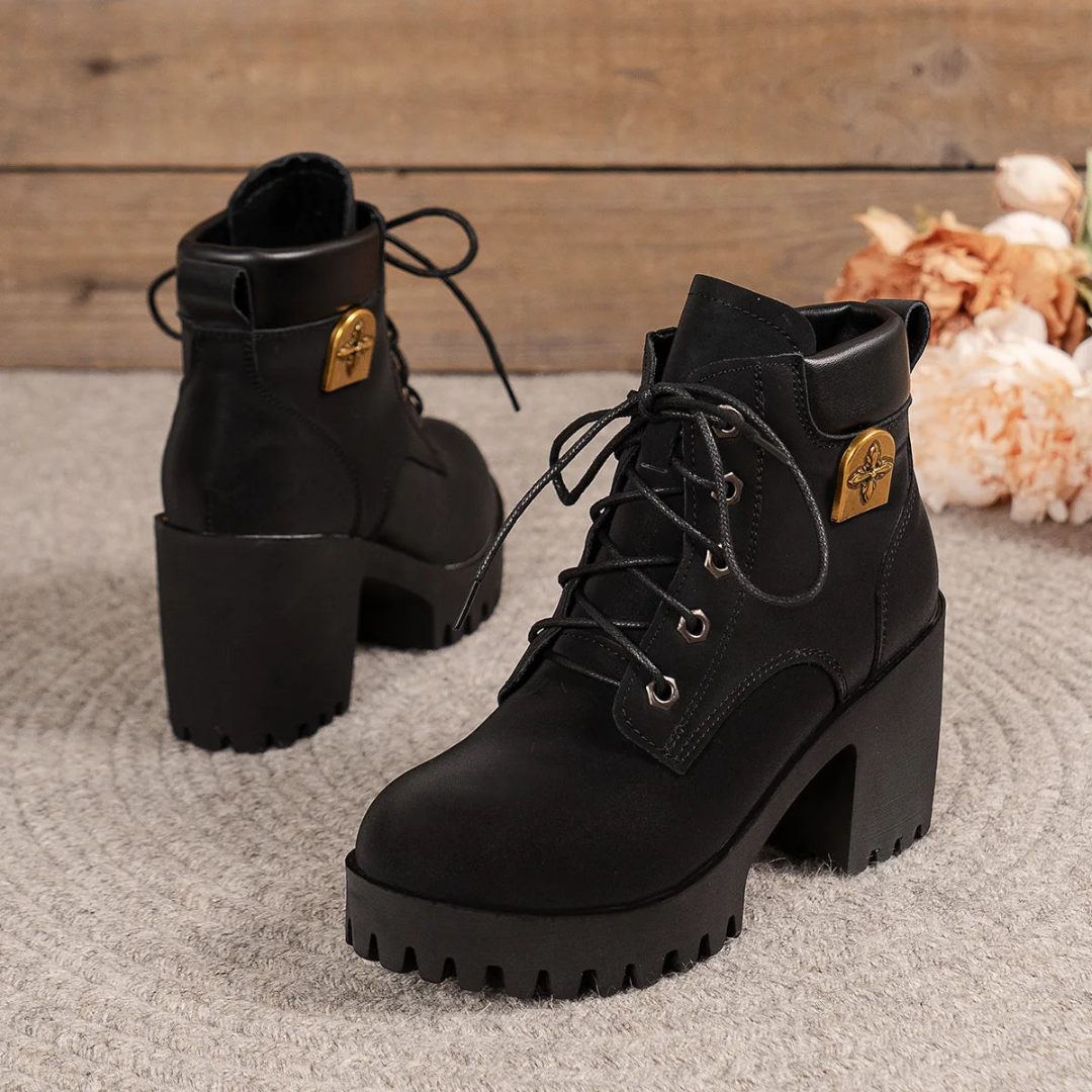 Botins Femininos de Salto Alto com Cordões e Forro de Pelúcia