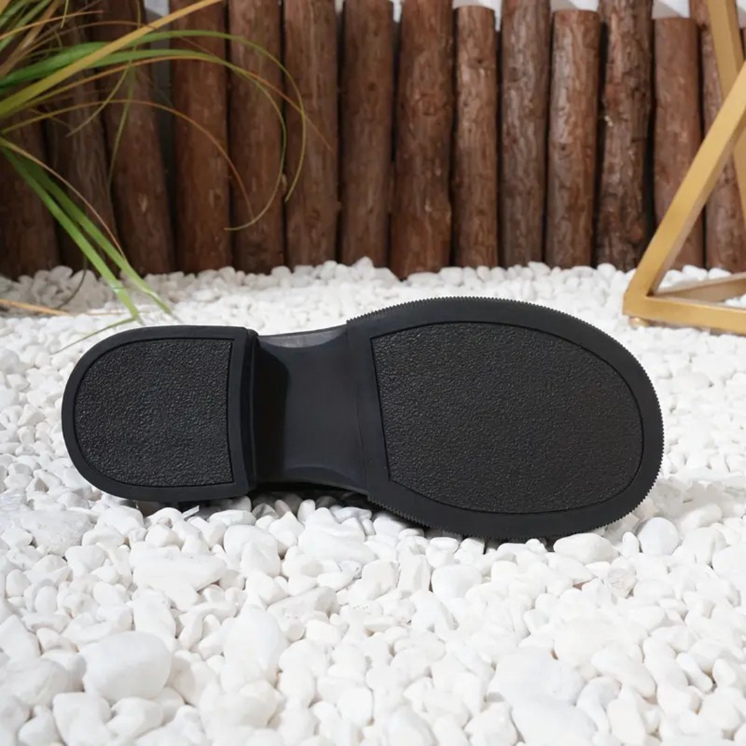 Mocassins de Couro para Mulher com Pormenores de Fivela Dourada