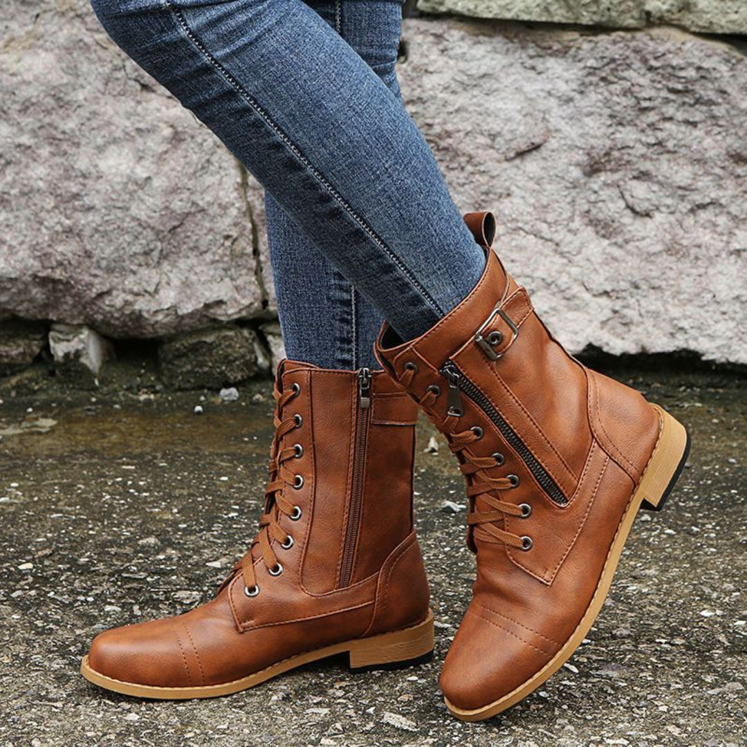 Botas de cano médio com fecho ajustável e atacadores decorativos para mulher