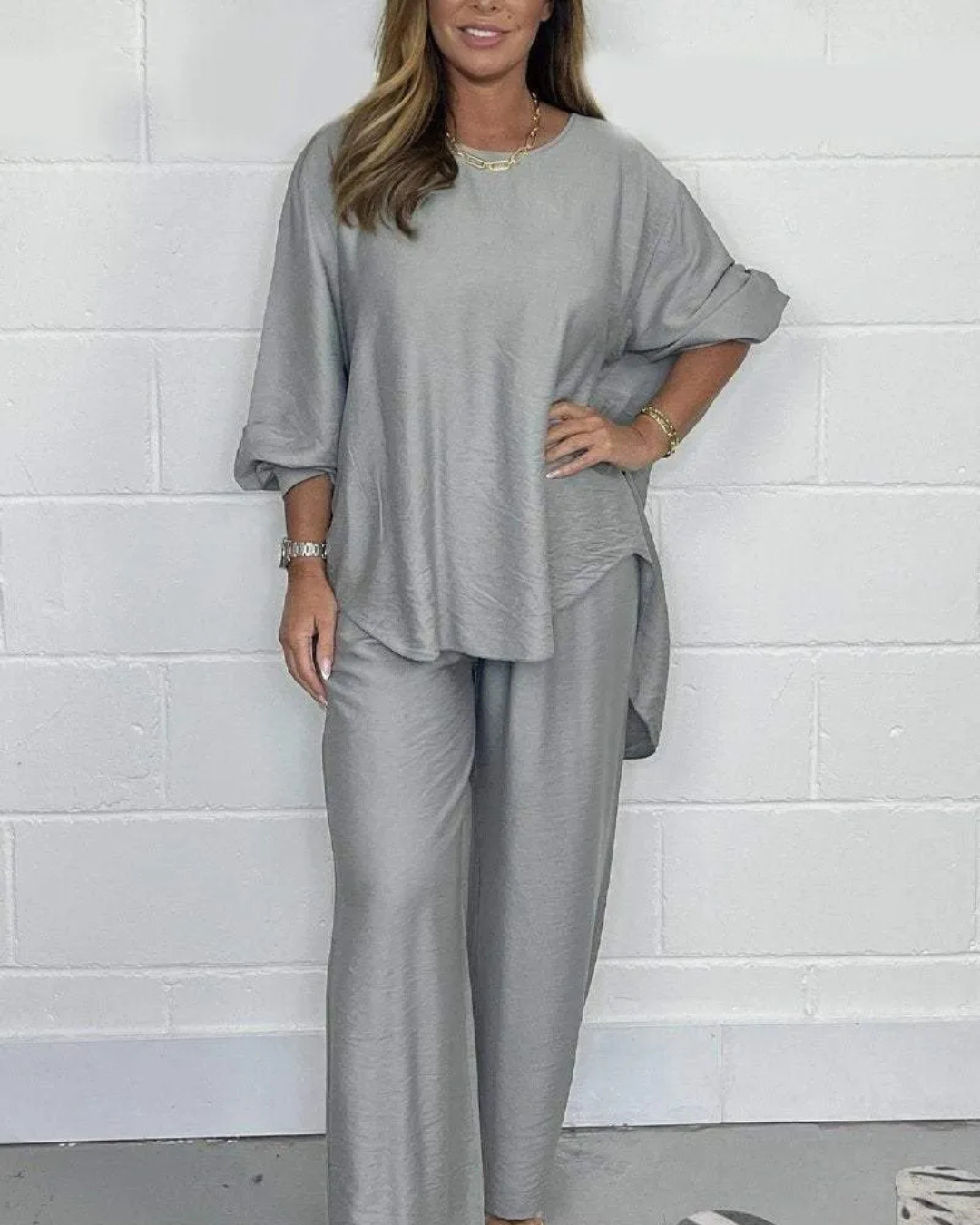 Conjunto casual feminino com blusa assimétrica e calças largas