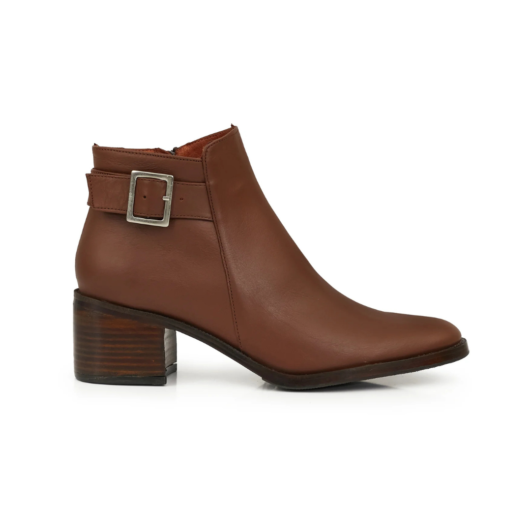 Botas femininas com salto e detalhe de fivela