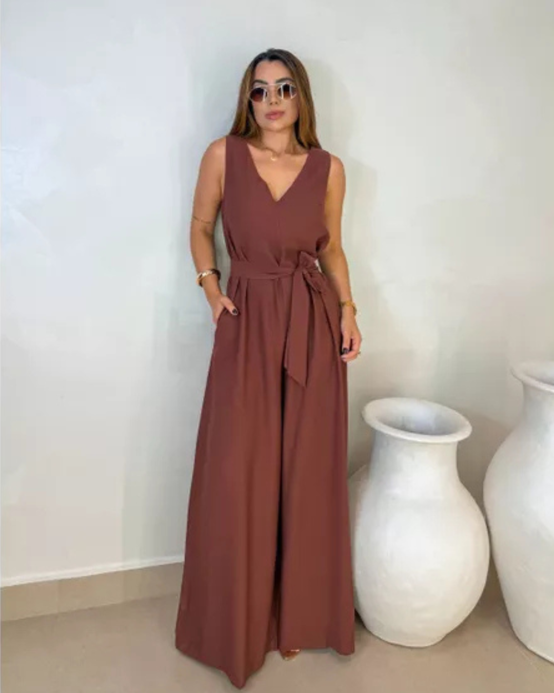 Macacão feminino com gola em V e calças