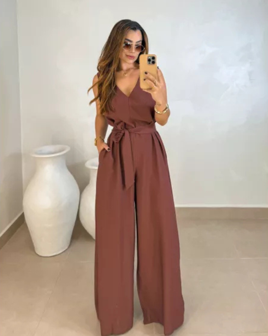 Macacão feminino com gola em V e calças