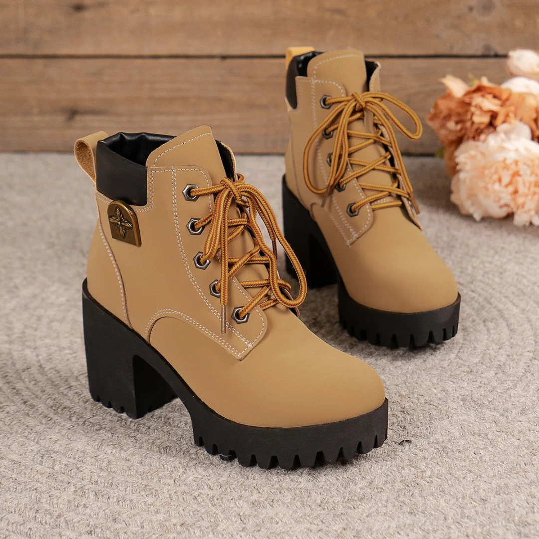 Botins Femininos de Salto Alto com Cordões e Forro de Pelúcia