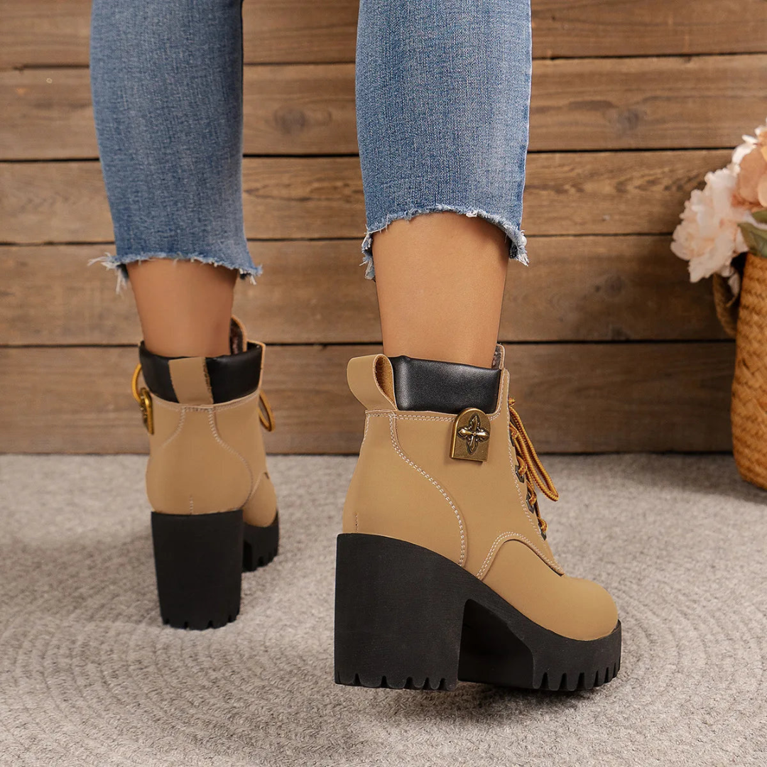 Botins Femininos de Salto Alto com Cordões e Forro de Pelúcia