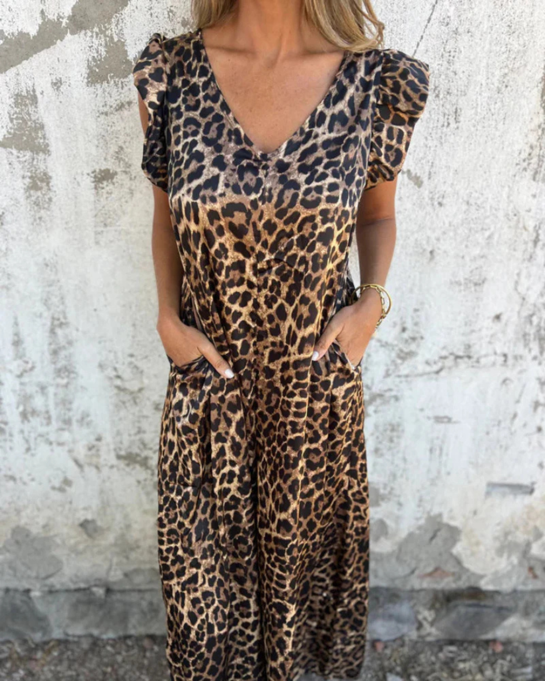 Macacão feminino com decote em V e estampa de leopardo