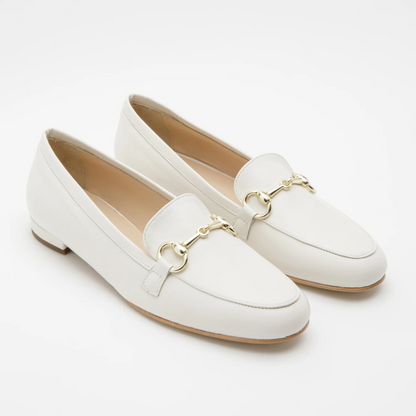 Mocassim de couro para mulher com presilha dourada