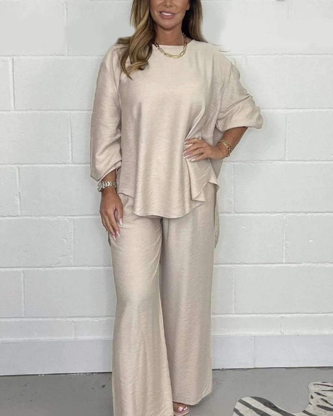 Conjunto casual feminino com blusa assimétrica e calças largas