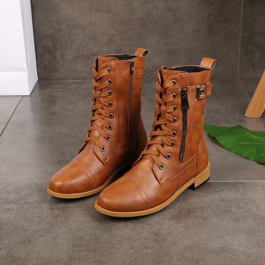 Botas de cano médio com fecho ajustável e atacadores decorativos para mulher