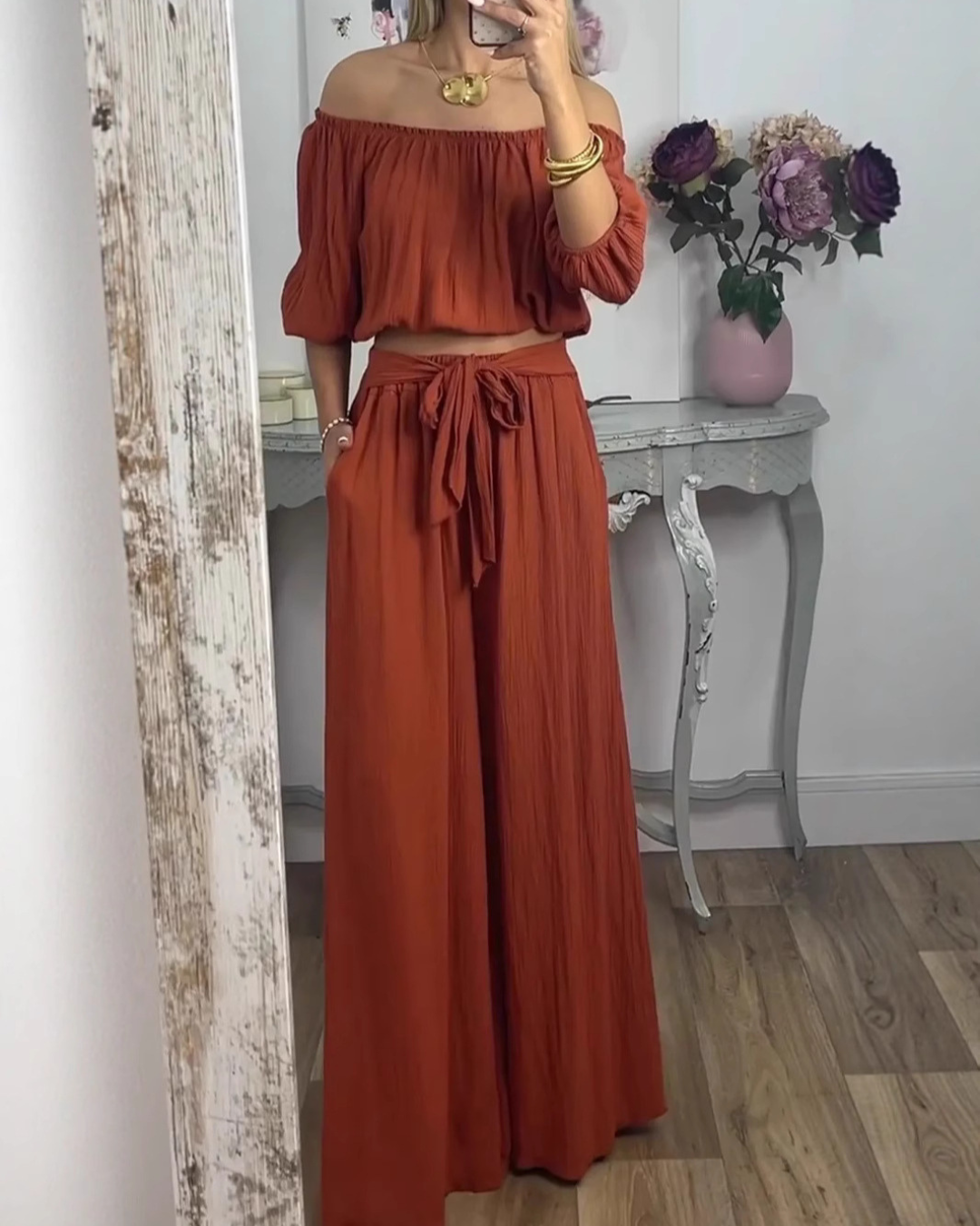 Conjunto de blusa com ombros descobertos e calças Palazzo