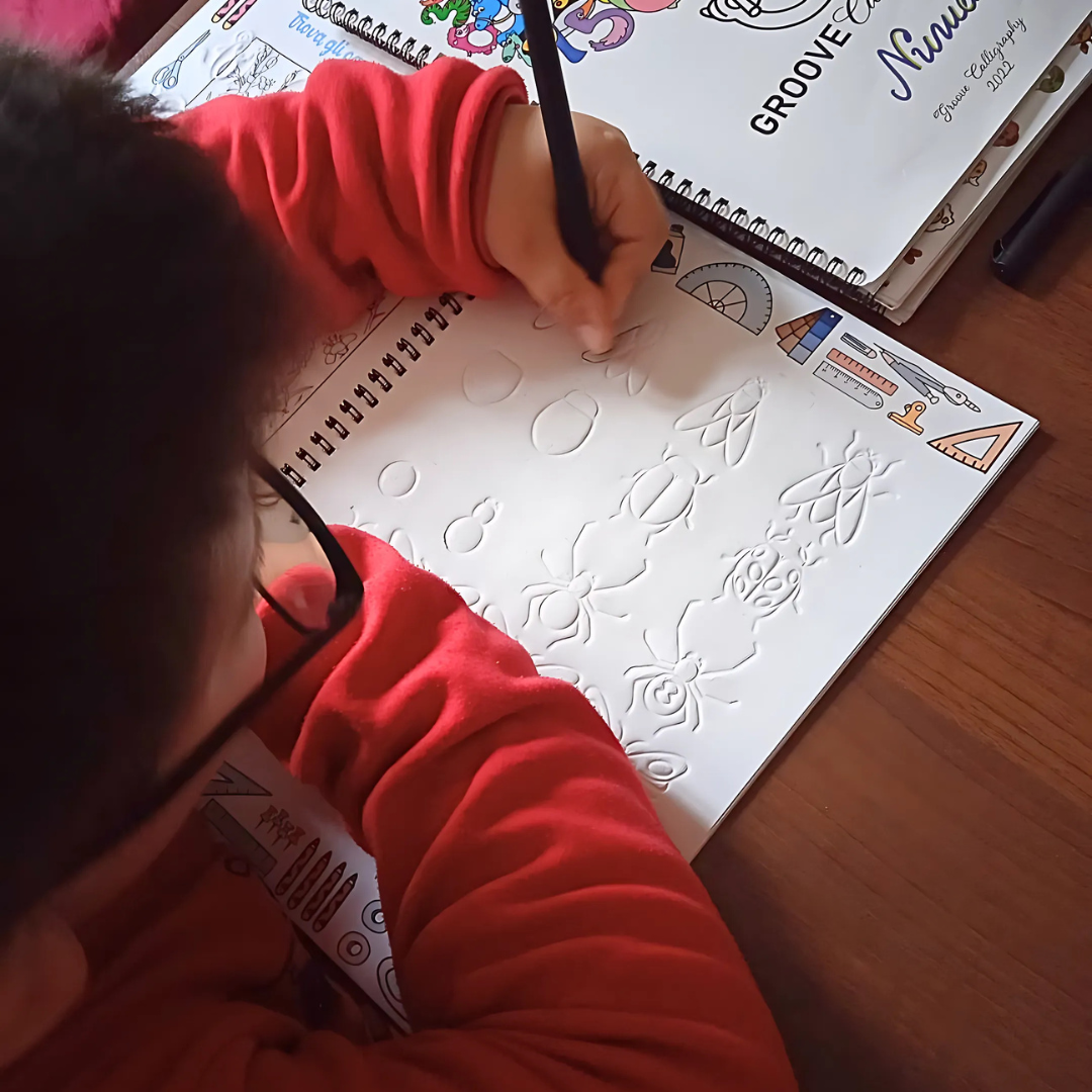 Manuais de escrita com ranhuras guiadas e tinta mágica para a aprendizagem