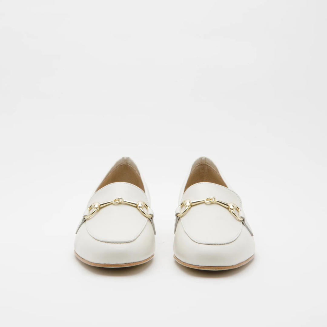 Mocassim de couro para mulher com presilha dourada
