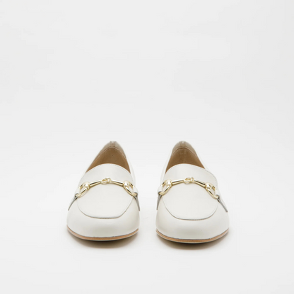 Mocassim de couro para mulher com presilha dourada