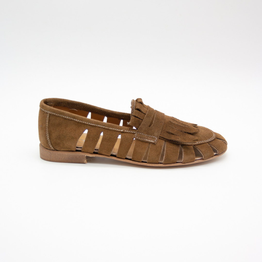 Mocassim com Acabamento em Veludo e Pormenores de Franjas com Sola de Couro para Mulher