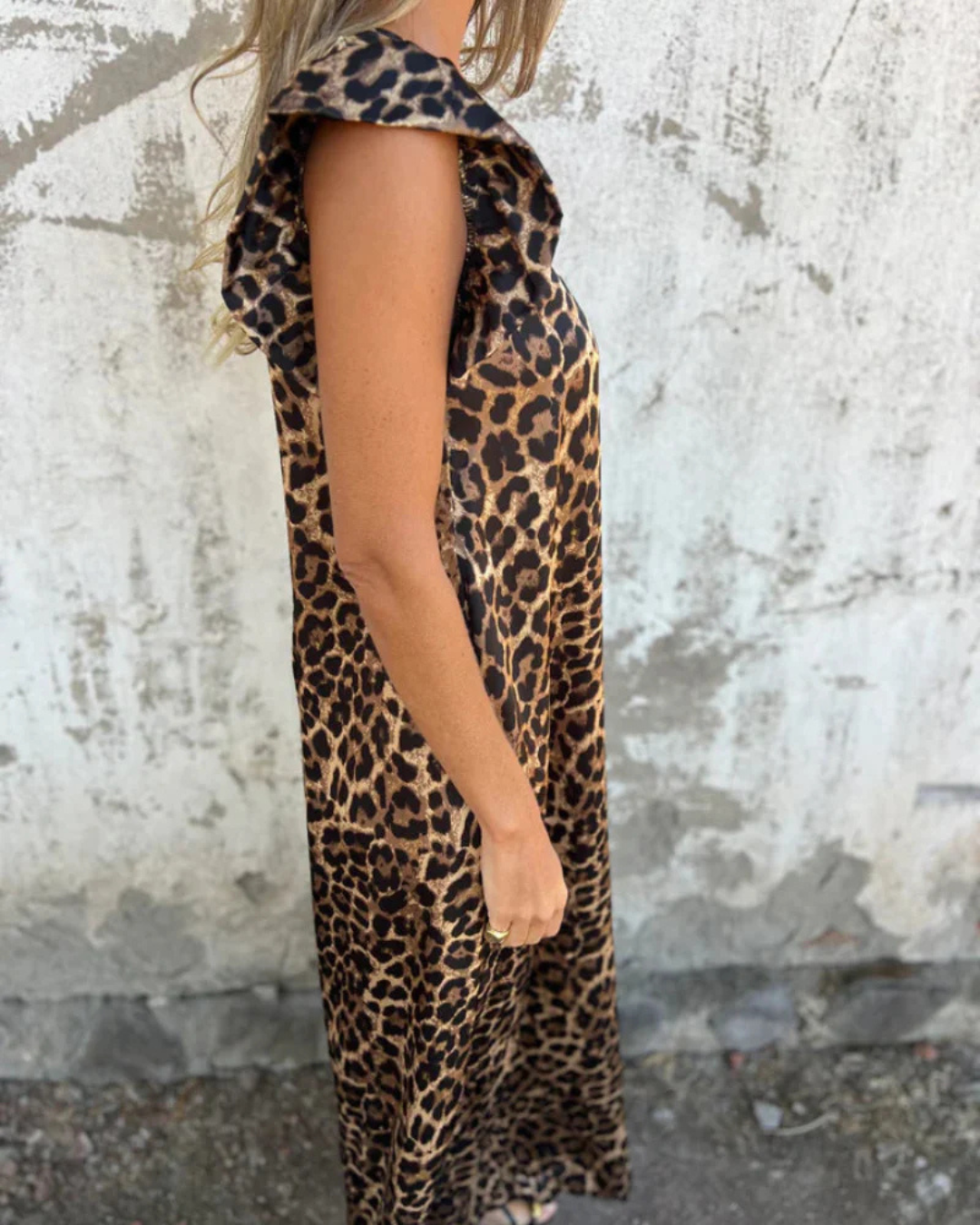 Macacão feminino com decote em V e estampa de leopardo