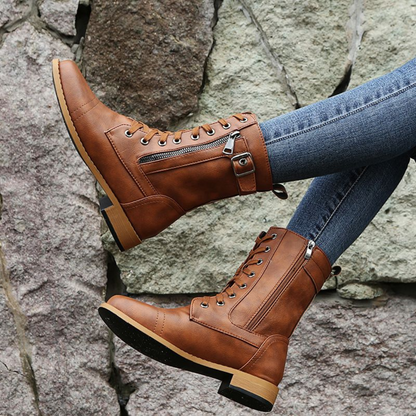 Botas de cano médio com fecho ajustável e atacadores decorativos para mulher