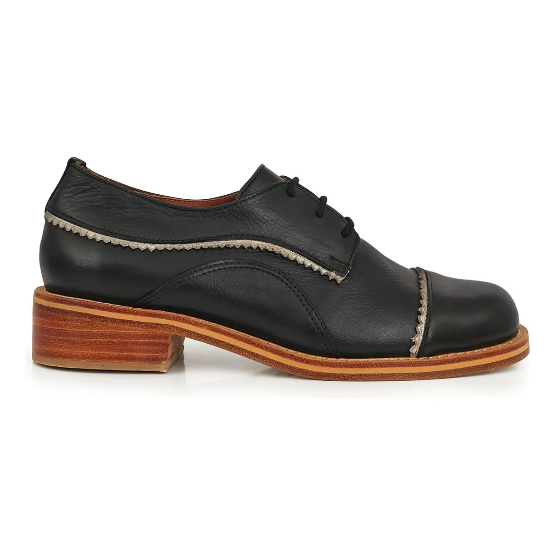 Sapatos de couro de mulher com salto baixo