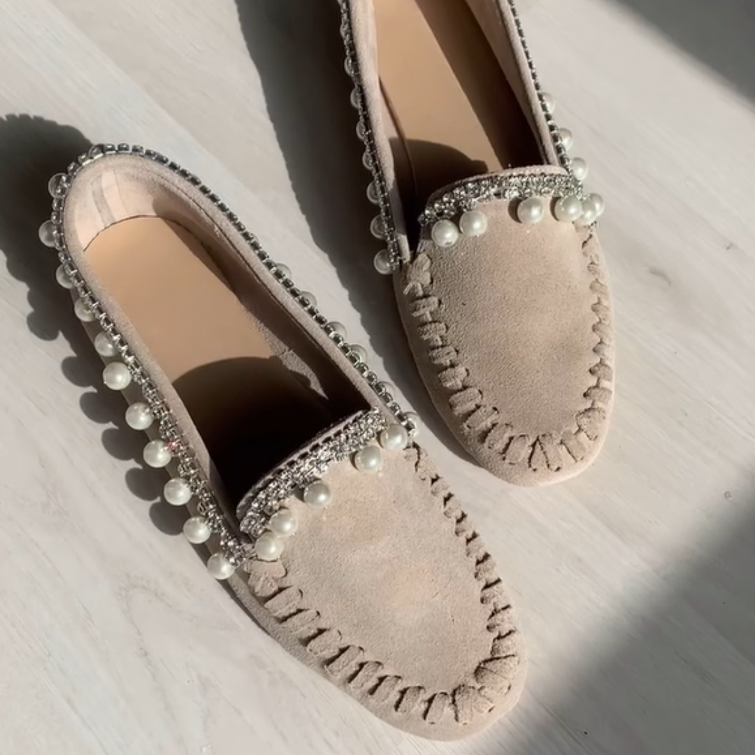 Mocassins ergonómicos com detalhes em pérolas e diamantes