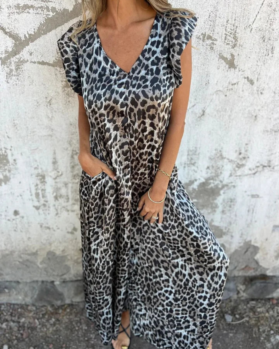 Macacão feminino com decote em V e estampa de leopardo