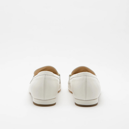 Mocassim de couro para mulher com presilha dourada
