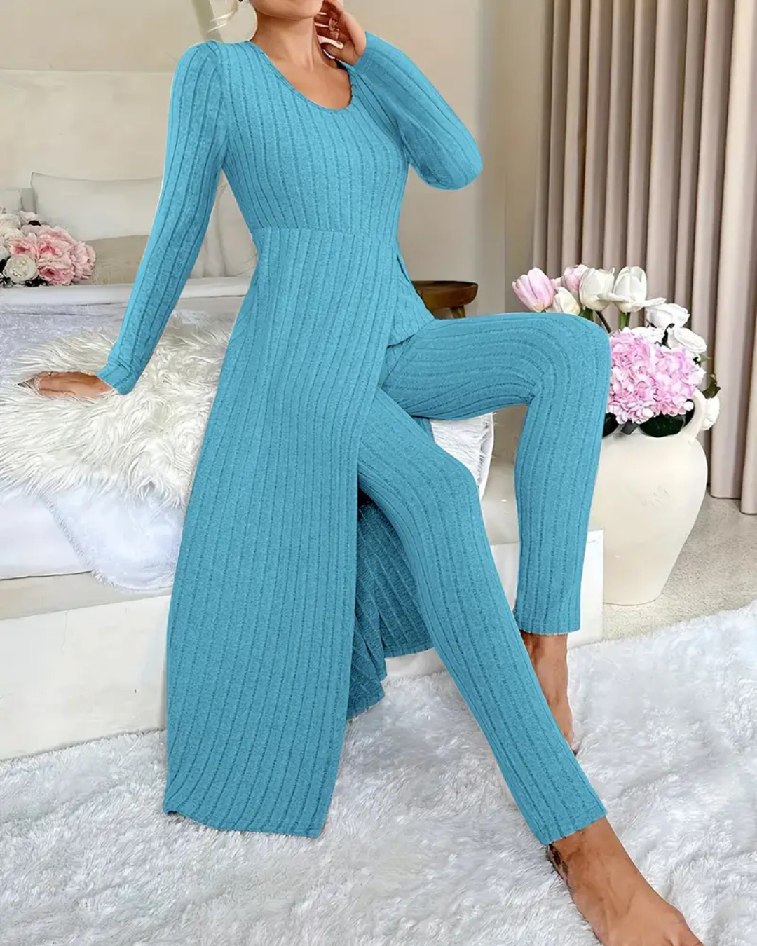 Conjunto de duas peças com camisa de manga comprida com gola redonda e calças para mulher