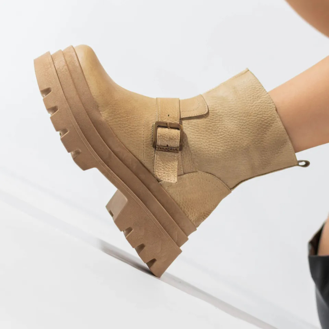 Botas de couro para mulher com salto baixo e fivela decorativa
