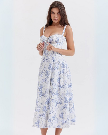 Vestido comprido com silhueta romântica e decote delicado